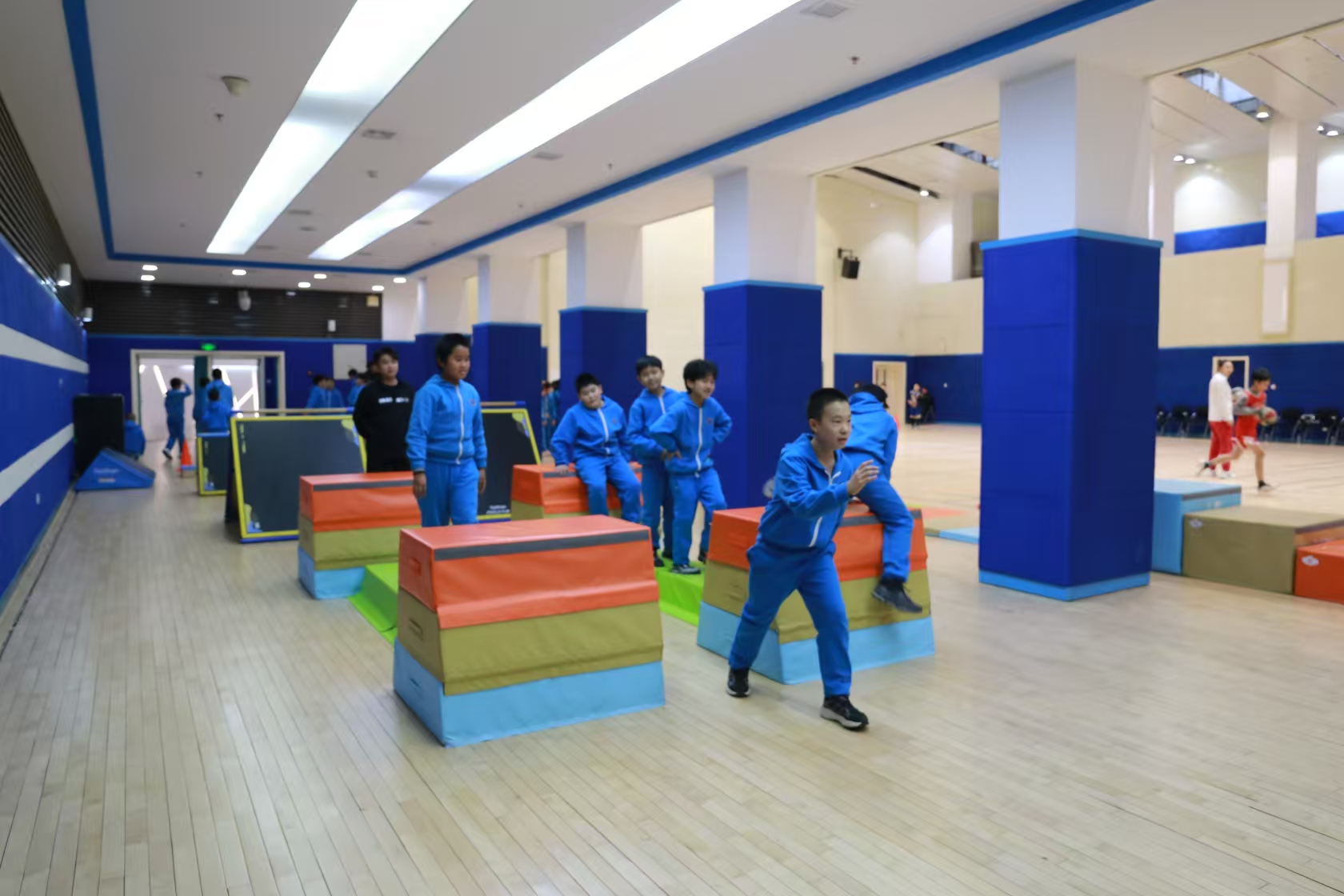 米兰·(milan)体育跑酷器材进京“炫秀”